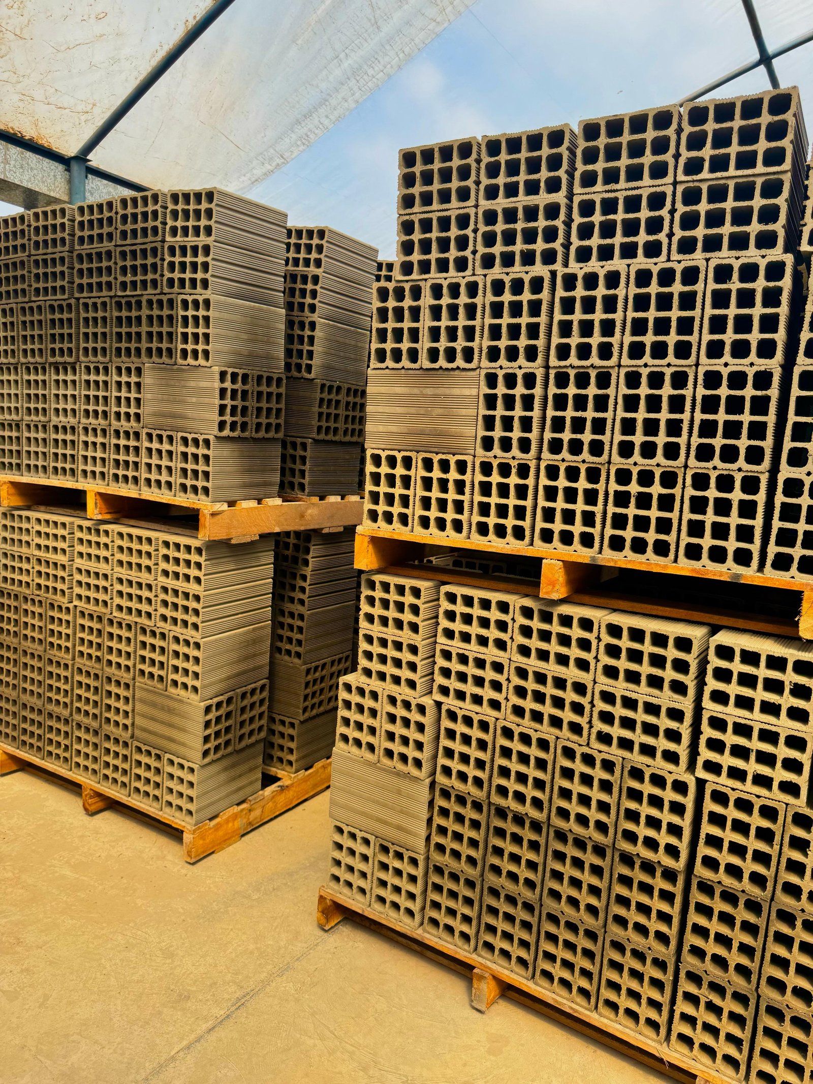 Tijolos organizados em pallets na fábrica